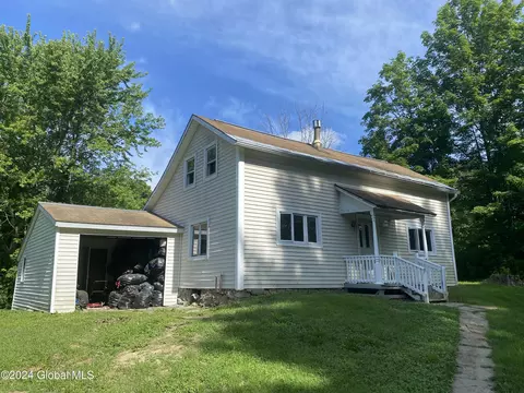 925 Washout Rd, Schenectady, NY 12302