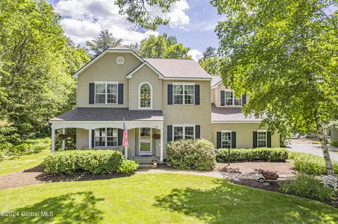 27 Hyde Ct, Queensbury, NY 12804