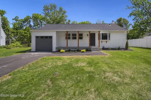 3 Jeffrey Ln, Loudonville, NY 12211