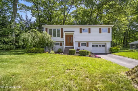 49 Walnut Dr, Clifton Park, NY 12065