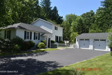 18 Vagele Ln, Glenmont, NY 12077