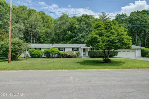 130 Richwood Dr, Gloversville, NY 12078