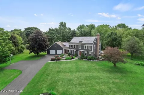 16 Cobblestone Dr, Queensbury, NY 12804