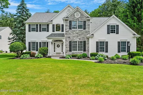 27 Parkside Trl, Ballston Lake, NY 12019