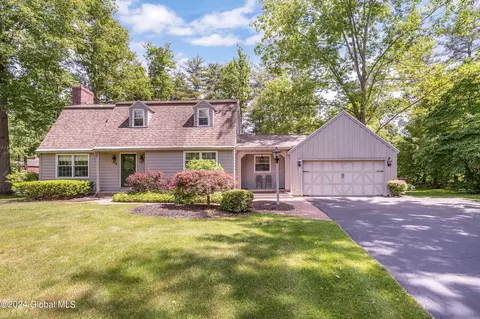 4 Olde Coach Rd, Glenmont, NY 12077