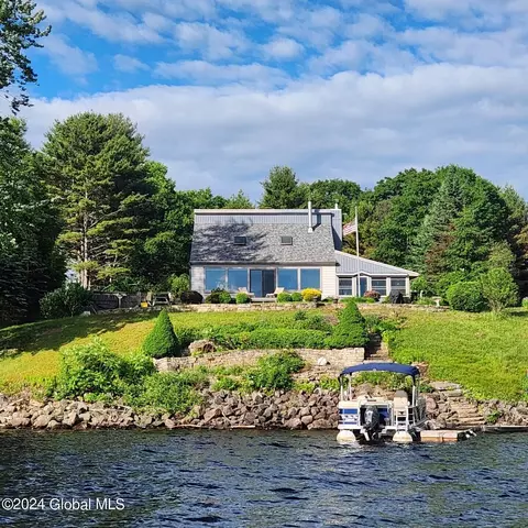 151 Hampton Pt, Mayfield, NY 12117