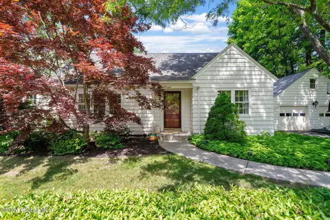 17 Fernbank Ave, Delmar, NY 12054