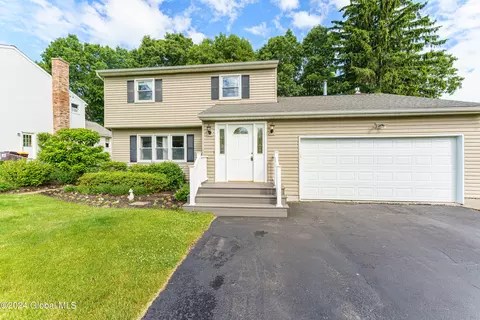 13 Sandra Sue Dr, Loudonville, NY 12211