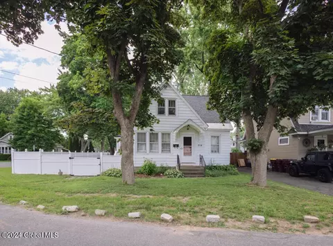 514 Charles St, Glenville, NY 12302