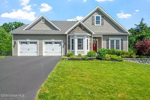 17 Haywood Ln, Rensselaer, NY 12144