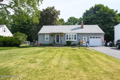 10 Woodruff Dr, Glenville, NY 12302