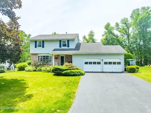 8 Meadow Ln, Albany, NY 12208