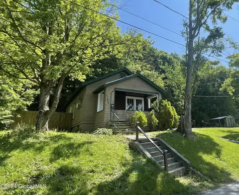 30 Mountain St, Whitehall, NY 12887