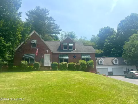 8 Chester Ct, Troy, NY 12182