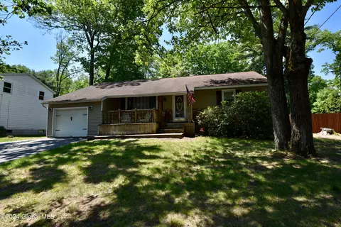 79 Hathorn Blvd, Saratoga Springs, NY 12866