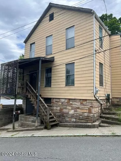 49 Elm St, Troy, NY 12180