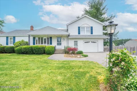 4 Echo Dr, Schenectady, NY 12306