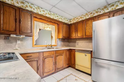 Kitchen - 4 Echo Dr, Schenectady, NY 12306 photo 3 of 5
