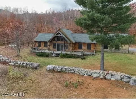 533 Reservoir Rd, Peru, NY 12972