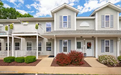 310 Cambridge Manor Dr, Schenectady, NY 12302