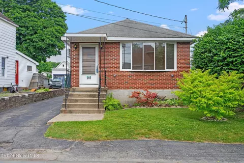 2715 Plunkett Ave, Schenectady, NY 12306