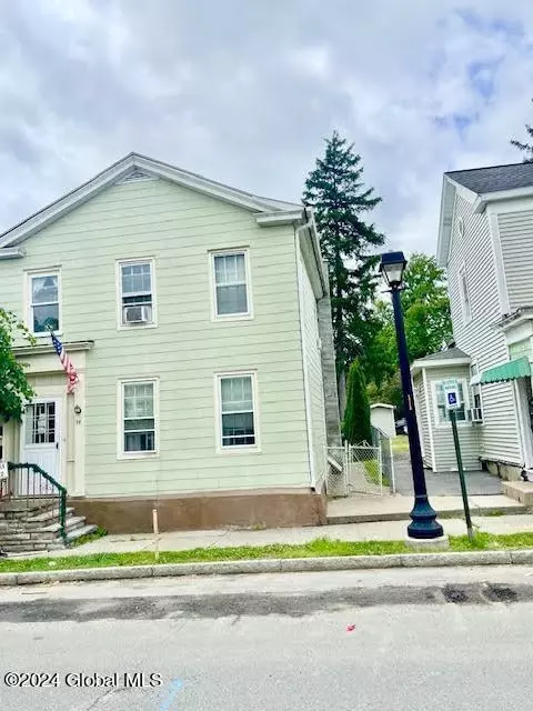 34 2nd St, Waterford, NY 12188