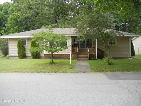 11 Chestnut St, South Glens Falls, NY 12803