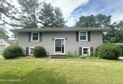 111 Beacon Rd, Glenmont, NY 12077