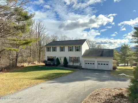 10 Bluebird Ln, Bolton Landing, NY 12814