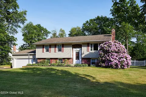 11 Sylvan Ln, Clifton Park, NY 12065