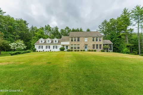 22 Summerfield Ln, Saratoga Springs, NY 12866