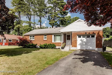 3 Benton Dr, Saratoga Springs, NY 12866