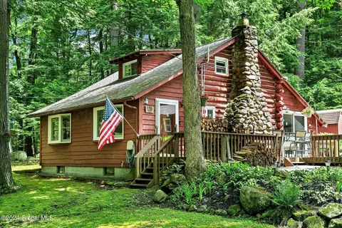 39 Woodward Dr, Lake Luzerne, NY 12846