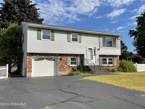 8 Nicole Dr, Colonie, NY 12205