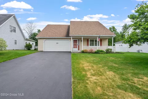 18 Cartwheel Dr, Scotia, NY 12302