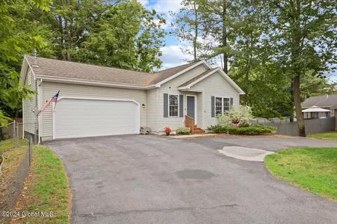 28 Gansevoort Rd, South Glens Falls, NY 12803