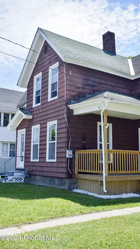 16 7th Ave, Gloversville, NY 12078