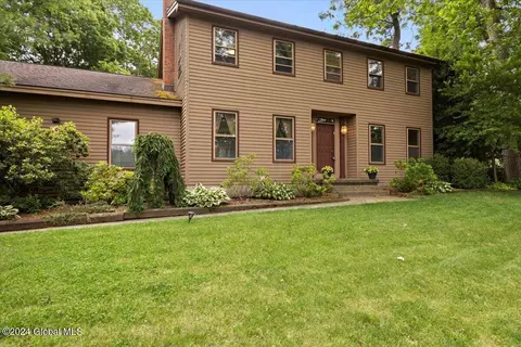 212 Tamar Dr, Niskayuna, NY 12309