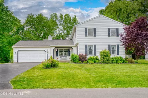 89 Iroquois Trl, Slingerlands, NY 12159