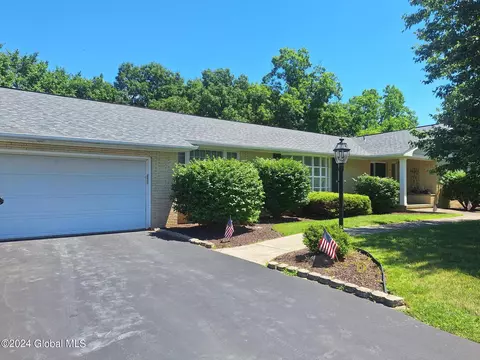 153 Horizon View Dr, East Greenbush, NY 12061