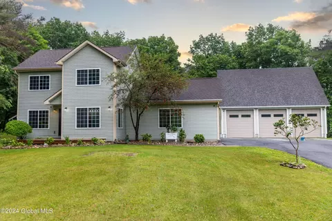 51 Nantasket Rd, Schodack, NY 12123