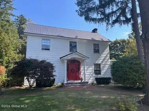 1390 Keyes Ave, Niskayuna, NY 12309