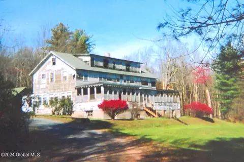 137 Nugent Rd, Cropseyville, NY 12052