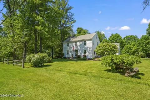 949 Meadow Ln, Niskayuna, NY 12309