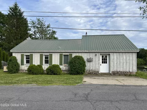 150 Lakeside Dr, Mayfield, NY 12117