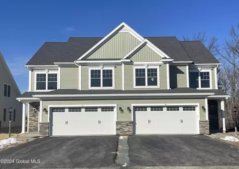 4 Priddle Ln, Latham, NY 12110