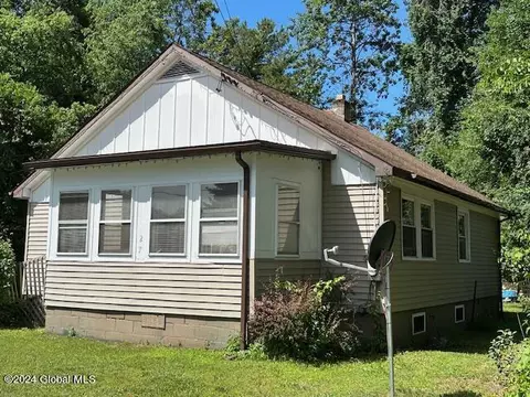 27 Maine Ave, Queensbury, NY 12804