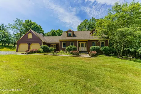 41 Tambul Ln, Troy, NY 12180