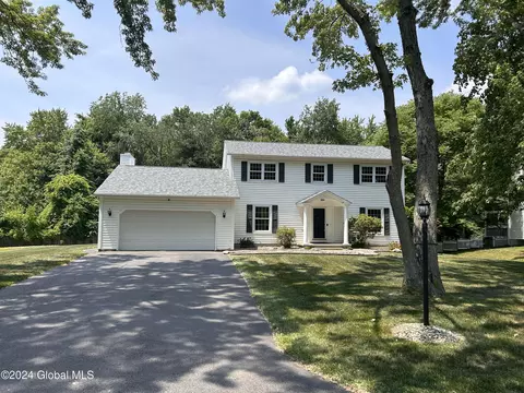 31 Lori Dr, Niskayuna, NY 12309