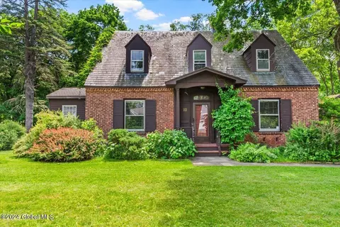 12 Laurel Dr, Delmar, NY 12054